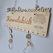 Drewniany Kalendarz Rodzinny | Grawer Nazwisko | Prezent