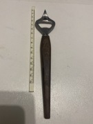 otwieracz do butelek kapsli markowy AHG drewno metal, z hakiem 