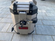 Kufer lewy Triumph Tiger 800 z kluczykiem