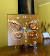 Bursztynowy zegar motyl z drewna oliwnego zatopionego w żywicy