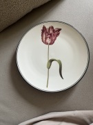 Ozdobny talerz z tulipanem od Revolte