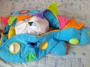 Dinozaur wraz z piłkami 