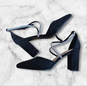 Nowe buty na słupku 