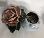 Szkatułka w kształcie kwiatu róży, ceramiczna 