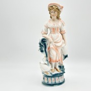 Figurka porcelanowa: „Gęsiarka w kapeluszu" 