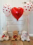 Miś z balonami z helem 