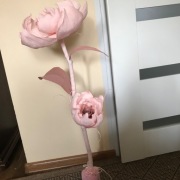 Duży kwiat z krepiny w kolorze różowym 