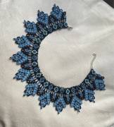 Krywulka, sylianka. Niebieski naszyjnik z koralików