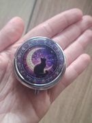 Pudełko metalowe na leki z lusterkiem, trzykomorowe,motyw kota