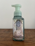 Bath & Body Works Holly Berry Spruce – mydło w piance 236 ml