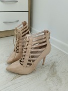 Czółenka nude wiązane 