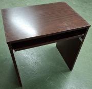 Biurko małe 70 cm z półką na klawiaturę - używane w niezłym stanie