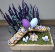 Stroik świąteczny wieniec skrzyni drewnianej jajeczka pastelowe fiolet