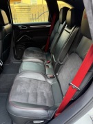 Porsche Cayenne GTS – komplet wnętrza Alcantara czerwone przeszycia 