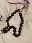 Fioletowe korale na wstążce długie w kształcie serca 