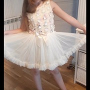 Śliczna sukienka falbaniasta 7 lat 