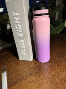 butelka sportowa marki Plus Eight o pojemności 950 ml.