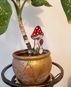 Szklany witraż w kształcie czerwonego grzyba muchomora, palik do rośli