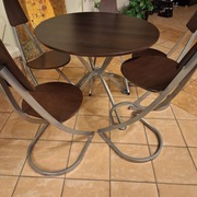 Stół i krzesła komplet( plus 1 krzesło barowe)