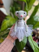 Szydełkowa myszka handmade w tiulowej sukience – dekoracja, prezent