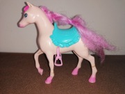 Konik dla lalki Barbie.Koń kremowy zielone siodło plastikowy