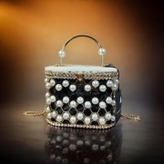 Złota torebka wizytowa perły cyrkonie elegancka kuferek