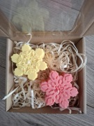 Box zestaw świąteczny dwie świeczki sojowe mikołajki prezent snieżynki