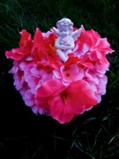 Uroczy, mały, ręcznie robiony stroik na grób z aniołkiem, różowy 