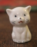 Porcelanowy miniaturowy siedzący KOTEK