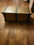 Dębowa skrzynia z kutymi okuciami