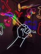 Pędzel w Dłoni Neon Napisy LED. Szkoły Artystycznej