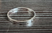 Obrączka pierścionek koloru srebrnego