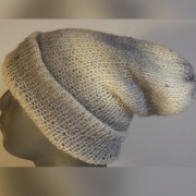 czapki wełniane z domieszką ozdób. 