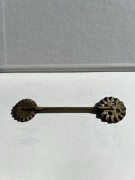 Antyczny Mosiężny Obcinacz do MakaronuTradycyjne Narzędzie Kuchenne Vintage