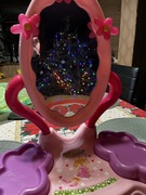 Toaletka z bezpiecznym lustrem dla małej damy 