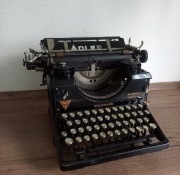 Stara maszyna do pisania Adler