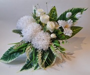 KWIATY I WIĄZANKI NA CMENTARZ, BIAŁO, BIAŁO, BIAŁO - WŚRÓD ZIELONOŚCI