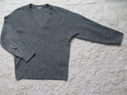 Szary męski sweter z długim rękawem, dekolt w serek