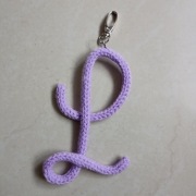 Zawieszka w kształcie litery, inicjał 