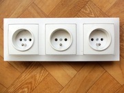 3 gniazdka z bolcem we wspólnej ramce firmy Ospel