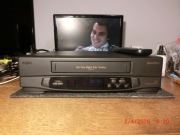 Magnetowid SANYO z pilotem i kablem EURO.