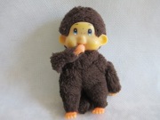MAŁPKA  "MONCHHICHI" SEKIGUCHI - CHŁOPIEC  W PASIASTYCH SPODENKACH       
