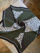 Chusta damska zielona panterka 70x70cm materiał imitujący jedwab 