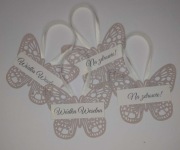 Zawieszki na wódkę weselną 49szt motylki nude krem