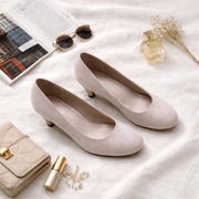 Damskie jasne buty na obcasie 36