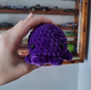 Fioletowa ośmiorniczka na szydełku