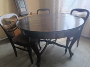 Okrągły stół z trzema krzesłami z 1940r. Wysokość stołu 77cm, średni.113 cm