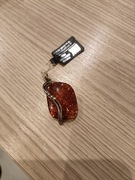 Srebrny wisiorek z bursztynem 