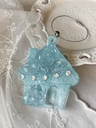 Ręcznie wykonana ozdoba świąteczna – błękitny domek | gotowy prezent