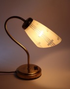 Lampka nocna  na metalowej podstawie z kloszem szklanym